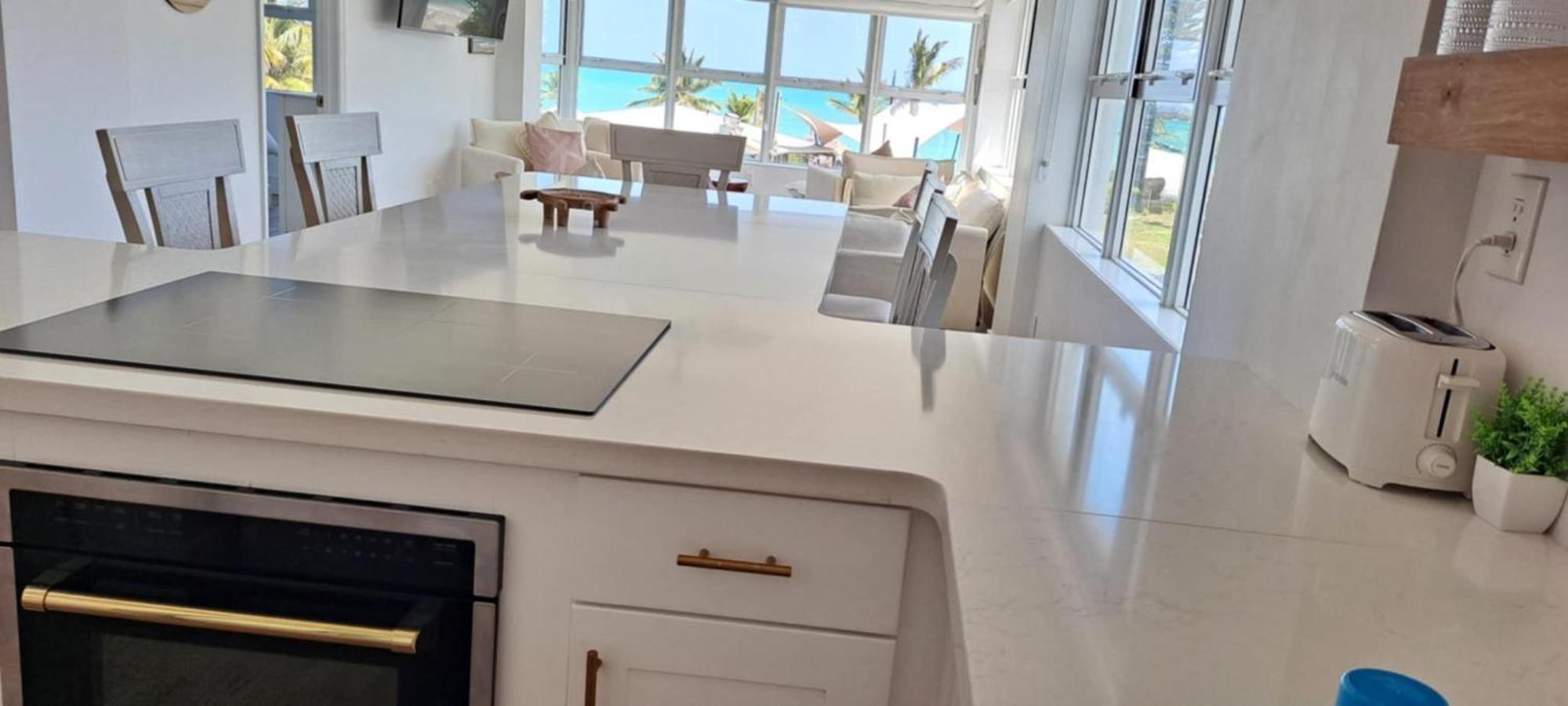 Newly Remodeled Luxury Beachfront 2-bedroom * Freeport