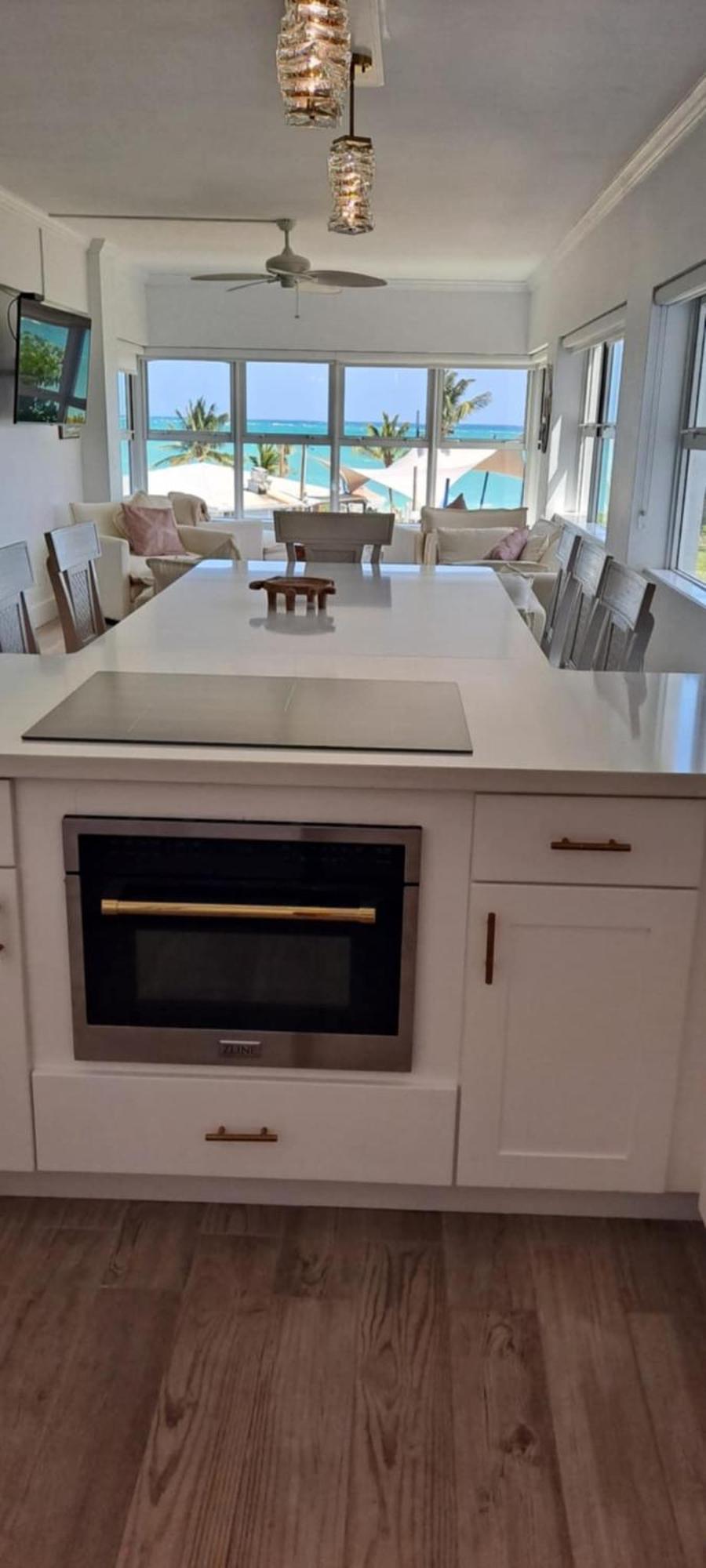 Newly Remodeled Luxury Beachfront 2-bedroom * Freeport