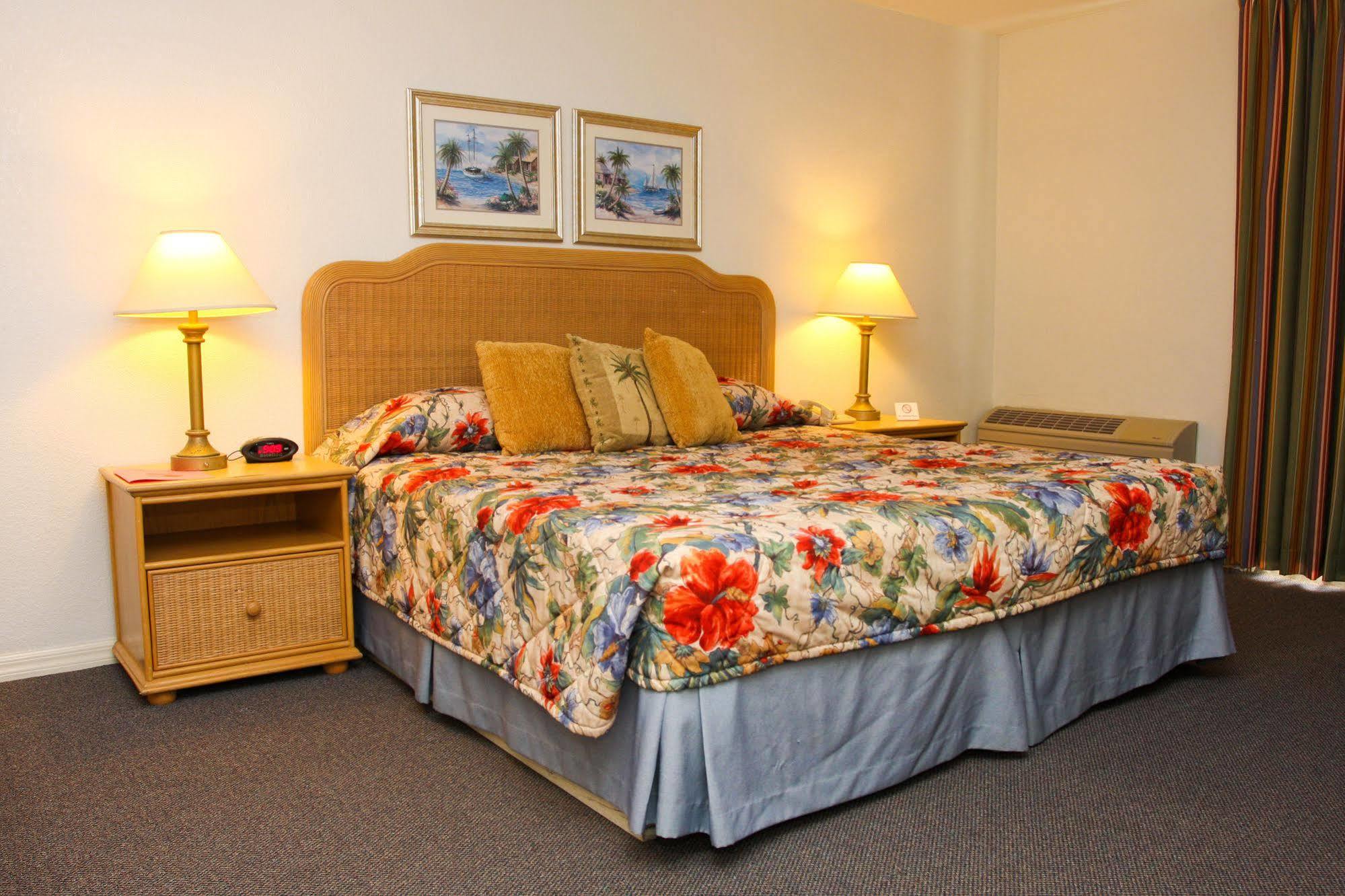 Castaways And Resort 3*
